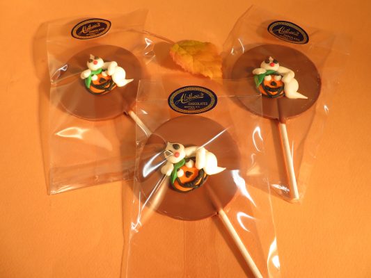 chocolate disc pops with Halloween ghosts for trick or treat